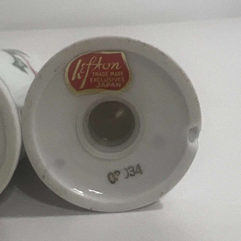 Vintage‎ Lefton Christmas Salt & Pepper Shaker Set Holly Berries Japan 03034